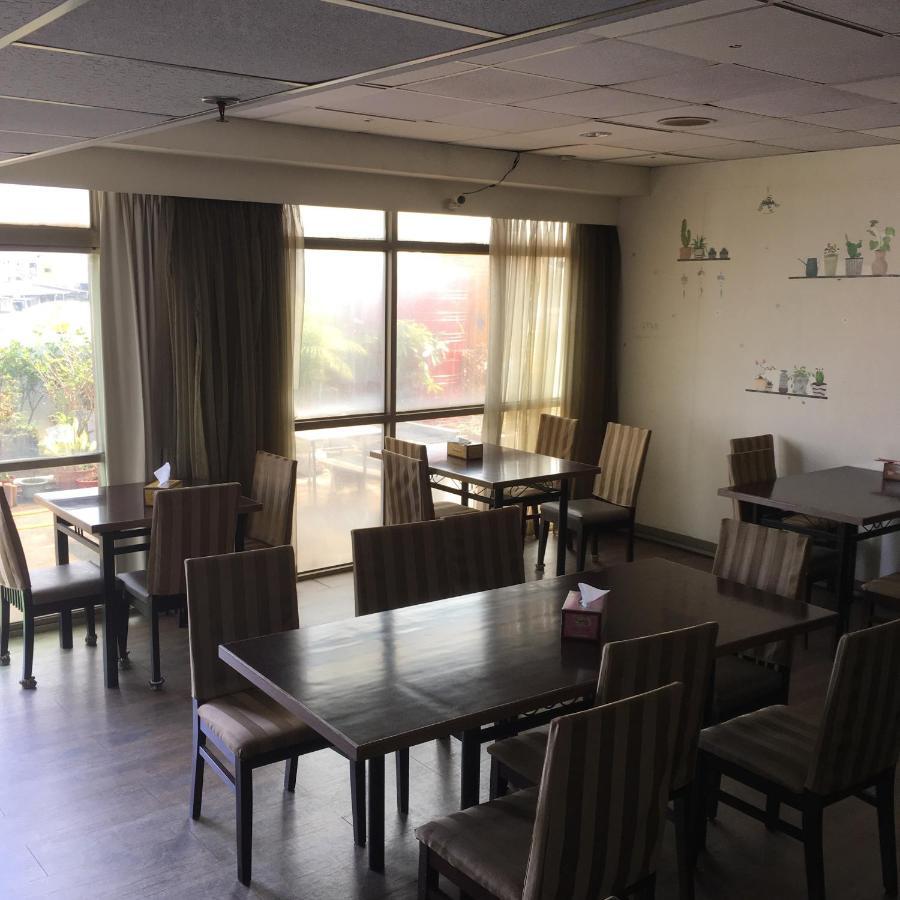 Отель 文南哥爸妻夫飯店 Тайнань Экстерьер фото