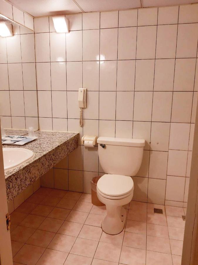 Отель 文南哥爸妻夫飯店 Тайнань Экстерьер фото