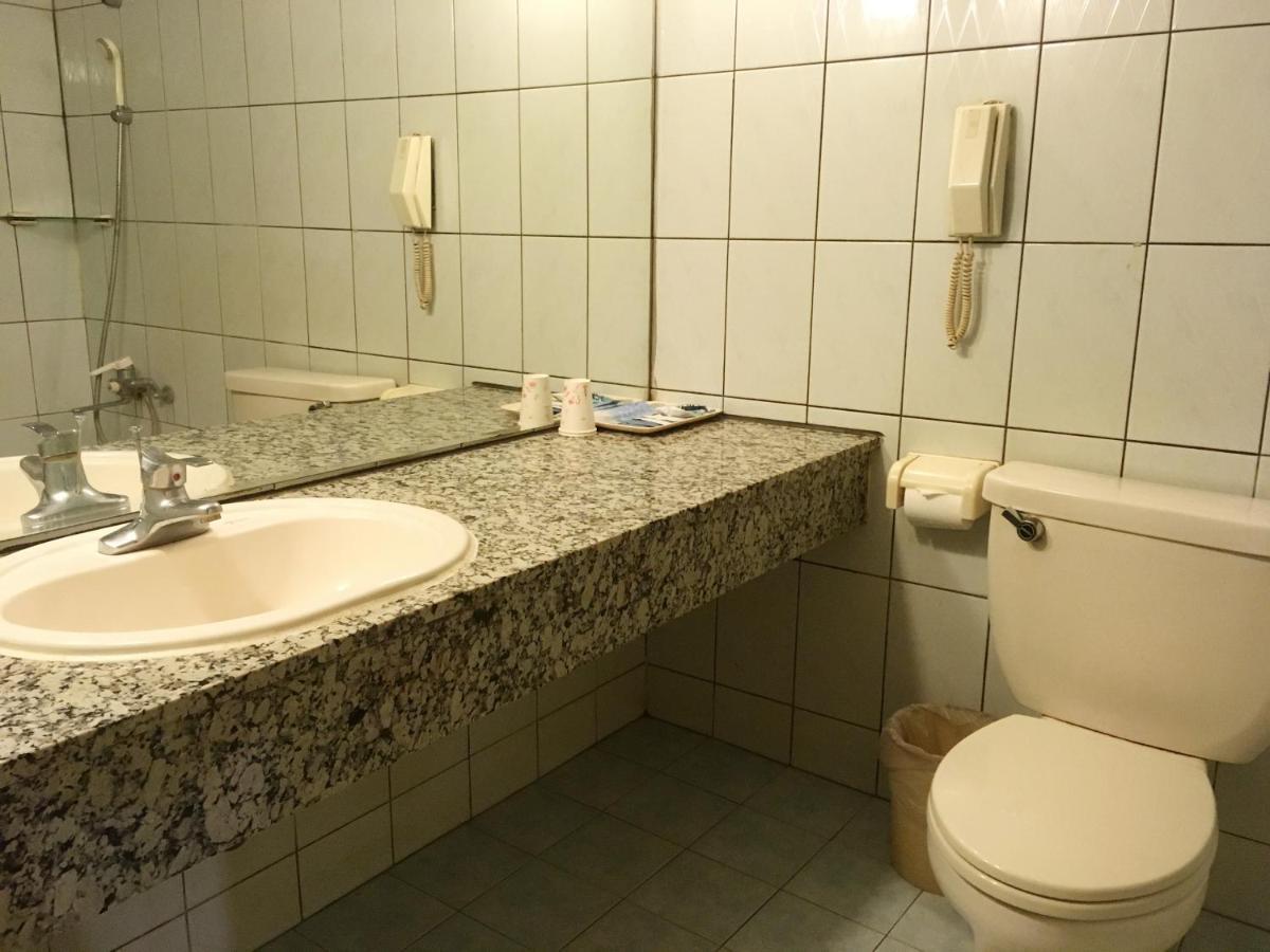 Отель 文南哥爸妻夫飯店 Тайнань Экстерьер фото
